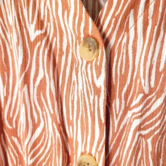 3/$25 Como Blu V Neck Button Down Top - Picture 10 of 12